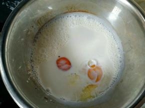待放凉后加入鸡蛋搅拌均匀