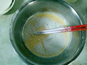 过筛入低筋面粉搅拌均匀，然后把搅拌好的蛋挞液再用面粉筛过筛一下