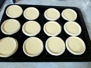 把蛋挞液倒入蛋挞皮中，八九分满，然后放入预热好的烤箱中层250度上下火烤25分钟左右至出现挞斑即可