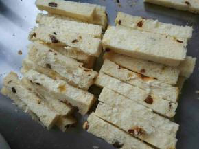 预热烤箱200度
吐司切片切条