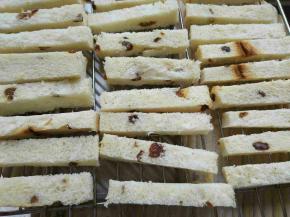 码在烤网上，放入预热好的烤箱，中层，上下火180度10分钟左右，有点上色了就可以了，也可以拿一根尝尝，是自己想要的口感就可以关火冷却啦！