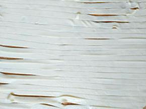 喜欢手抓饼的可以第一次擀开抹油后，用刀切成条，注意两头不要切断