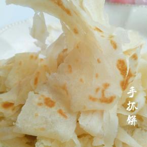 手抓饼烙好趁热摔打几次，可以让饼的层次更分明