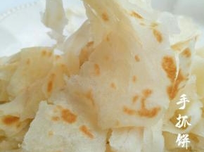手抓饼烙好趁热摔打几次，可以让饼的层次更分明