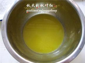 40克黄油隔水融化。