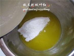 加入25克细砂糖和0.5克盐。