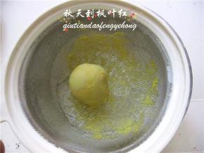 1个熟蛋黄用网筛直接压过。