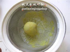 1个熟蛋黄用网筛直接压过。
