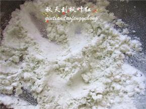 再将40克玉米粉、40克低筋粉和5克抹茶粉搅拌均匀。