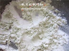 再将40克玉米粉、40克低筋粉和5克抹茶粉搅拌均匀。