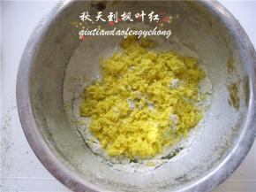 蛋黄成细末进入容器内。