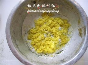 蛋黄成细末进入容器内。