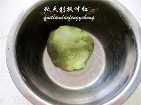 揉成光滑面团，包上保鲜膜放入冰箱冷藏20分钟。