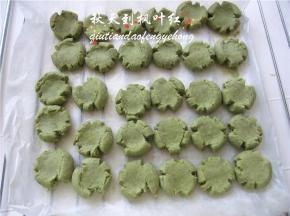 烤好后出炉啦，放到饼干冷却架上冷却。