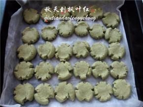 放入预热好的烤箱，中层170度，20分钟左右，边缘微黄即可。