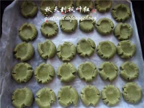 分成5克一粒，揉成均匀的小球，摆放在铺有烤纸的烤盘内，用拇指压出花纹。