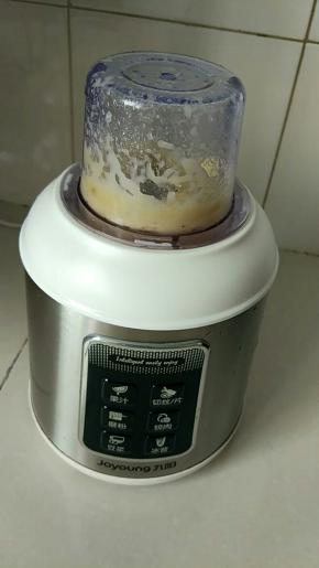 先做卡仕达酱：香蕉用料理机打成泥备用