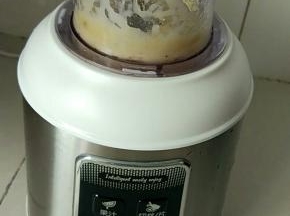 先做卡仕达酱：香蕉用料理机打成泥备用