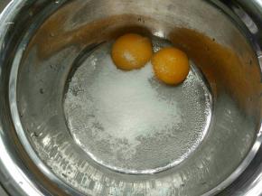 两个蛋黄加入20克细砂糖，用蛋抽搅打发白。