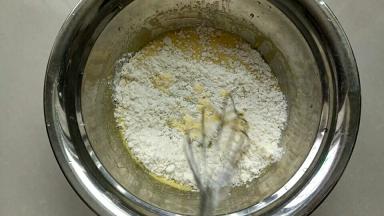 加入过筛的低粉用蛋抽z字法拌匀。