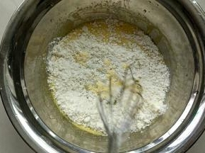 加入过筛的低粉用蛋抽z字法拌匀。