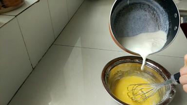 牛奶加热到微开，分多次倒入牛奶中搅拌均匀，一定要完全融合在加下一次。