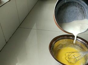 牛奶加热到微开，分多次倒入牛奶中搅拌均匀，一定要完全融合在加下一次。