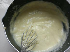 回炉加热煮到浓稠，建议新手煮的略浓稠一点，卷的时候比较容易上手，加入香蕉泥拌匀。