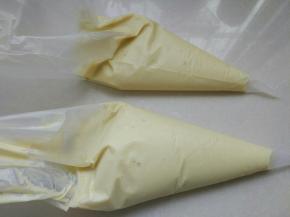 3/2的量和3/1的量，装入两个裱花袋中，放在冷冻。