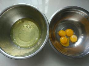 制作蛋糕体：蛋清和蛋黄分离干净，盆子要无水无油。