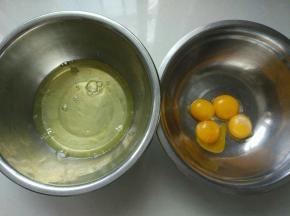 制作蛋糕体：蛋清和蛋黄分离干净，盆子要无水无油。