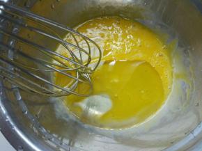 蛋黄中加入玉米油搅拌均匀。