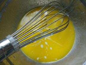 加入牛奶搅拌均匀。