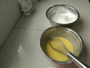 预热烤箱170℃10分钟，蛋白加几滴柠檬汁，分三次加入细砂糖打发到湿性发泡。