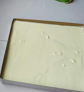 混合好的面糊装进28*28烤盘抹平。