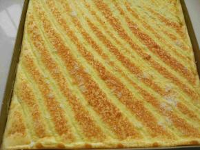 表面烤到金黄色，出炉不用倒扣，凉到手温。