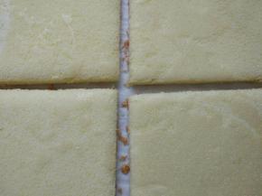 取一张油纸，把蛋糕体倒扣出来，切成四份。