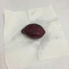 紫薯洗干净，不用擦干，用厨房纸巾包上，放入微波炉中大火加热二分钟，拿出翻到叧一面，再大火加热二分钟