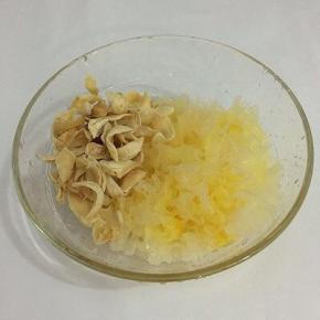 新鲜的银耳洗干净切成小块，百合也洗干净