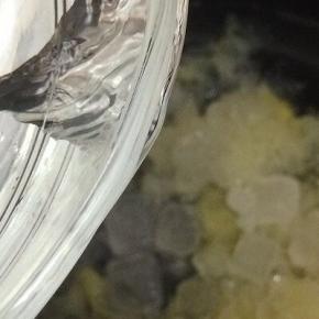 然后加入水，盖上盖子煲三十分钟