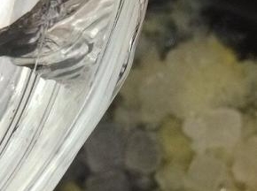 然后加入水，盖上盖子煲三十分钟
