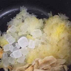 将银耳、百合和冰糖放入电压力锅中