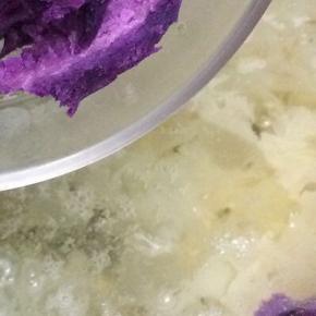 时间到打开锅盖，然后将紫薯倒入锅中，在加热五分钟即可