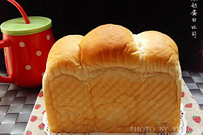 【酸奶蛋白吐司】：保湿性佳，松软有嚼劲！