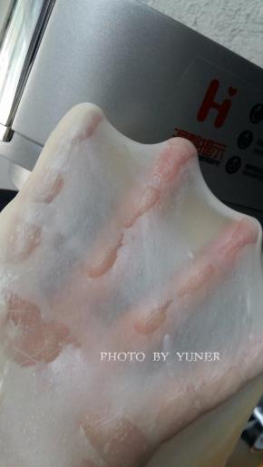 除黄油外所有材料放进厨师机中，揉至扩展阶段，加入软化的黄油，再揉至完全阶段（能抻开透明坚实的薄膜，洞口光滑无锯齿）。
揉面的温度最好控制在26~28度，液体可以用冰的。