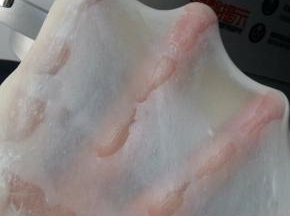 除黄油外所有材料放进厨师机中，揉至扩展阶段，加入软化的黄油，再揉至完全阶段（能抻开透明坚实的薄膜，洞口光滑无锯齿）。
揉面的温度最好控制在26~28度，液体可以用冰的。