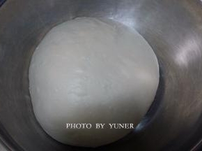 将揉好的面团收圆，放进容器内，盖上保鲜膜或湿布，进行第一次发酵。