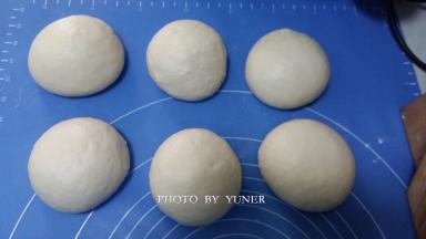 发酵好的面团排气，分成六份，分别滚圆。盖上保鲜膜松驰15分钟。