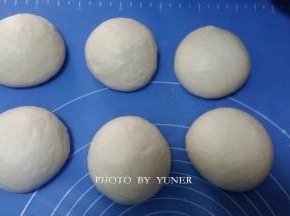 发酵好的面团排气，分成六份，分别滚圆。盖上保鲜膜松驰15分钟。