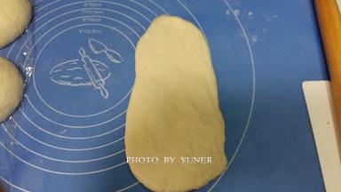 取松驰好的面团，擀成牛舌状。